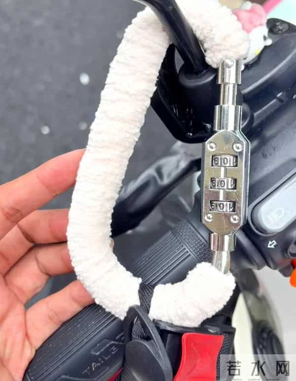 被年轻人的“电动车小配件”惊到了！网友直呼：会生活的人了不起