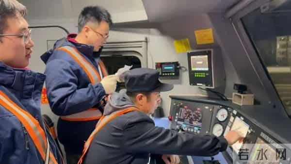 深夜2-30的铁路密码：新手火车司机如何站好第一班岗