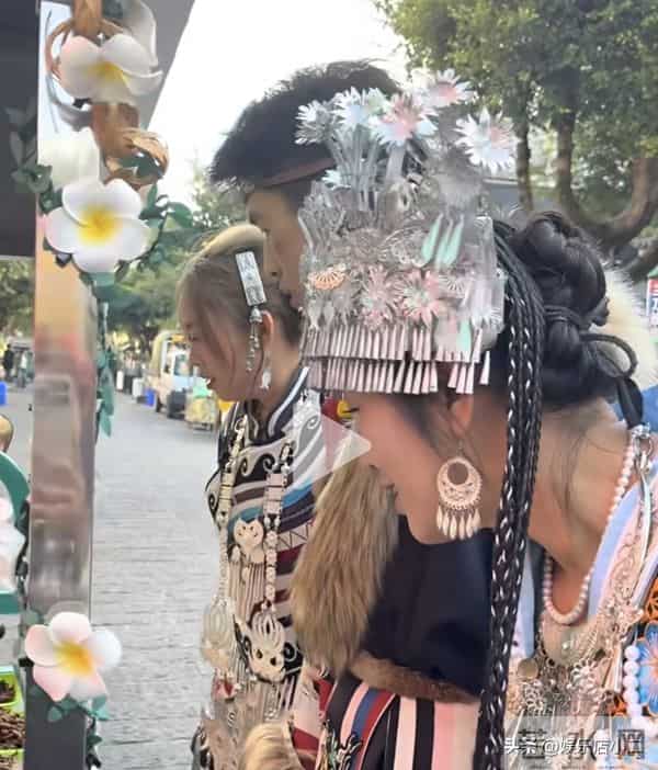 许妈连线浩男品尝美食 骑摩托车出现尴尬一幕 老谢回应公司没法运转