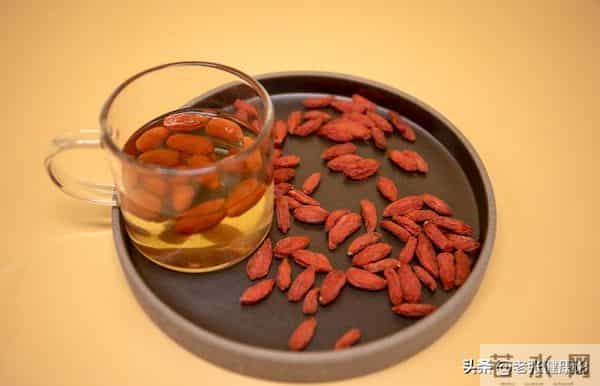 40岁男子坚持每天喝枸杞水降血糖、养肾，半年后身体情况如何？