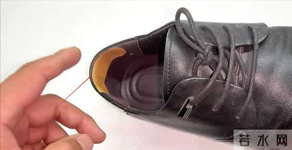 鞋子挤脚别扔，鞋店老教你正确方法，让鞋子立马变得合脚又舒服