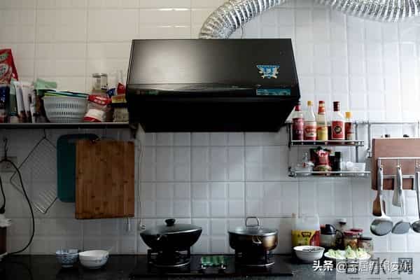 用油烟机时，到底要不要“开窗”？听内行人说完，才知我一直做错