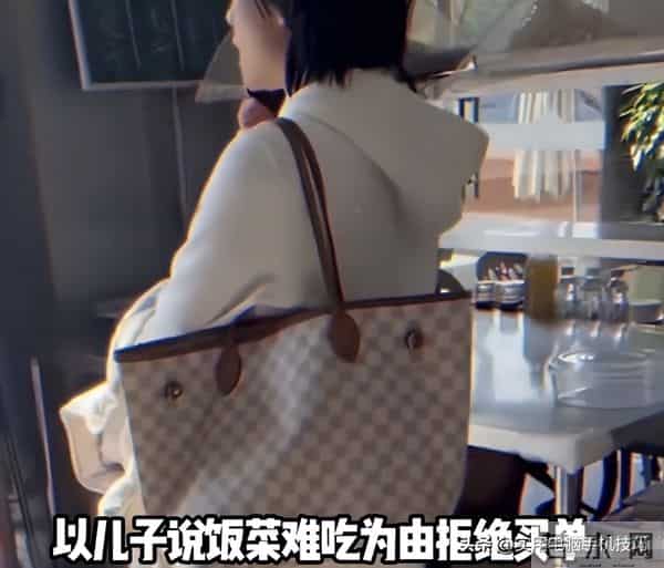 带儿子吃霸王餐后续：女子正脸曝光、身份被扒，民警劝3次才付钱