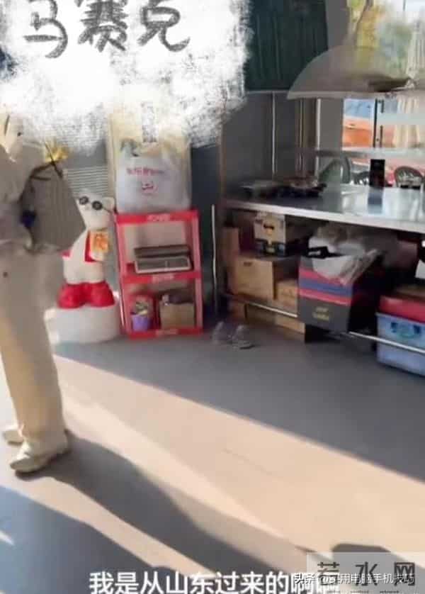 带儿子吃霸王餐后续：女子正脸曝光、身份被扒，民警劝3次才付钱