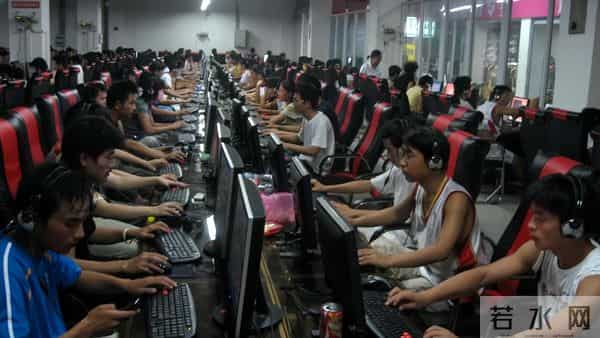 从人满为患到接连倒闭，几乎“消失”的网吧，为何忽然复活了？