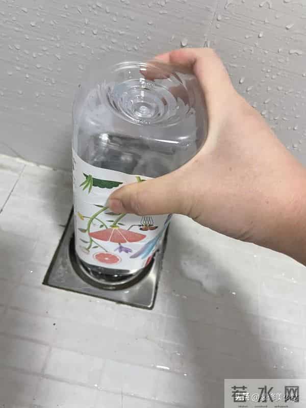 被59岁阿姨的“卫生间智慧”征服了，网友：会过日子的人真了不起