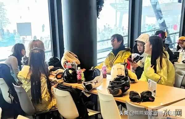 王思聪在国外过得挺逍遥自在的！六个美女陪伴的非常周到！