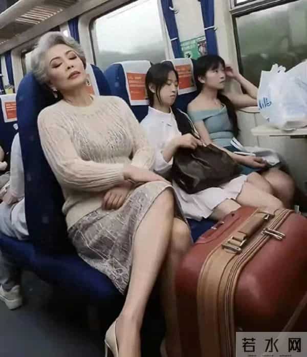 有些人就是不惧年龄，老了老了还是一样有气质，精致的不要不要的