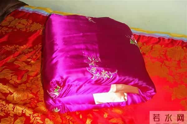 缎面棉被460之雾灰缎幕，盖住最后一串离线心跳