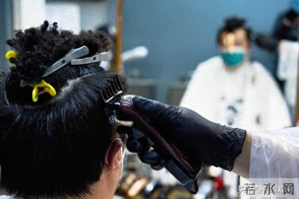 街边理发店接连关门,低价竞争逼疯同行,谁在幕后收割这波红利?