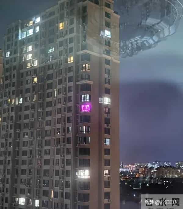 小区里奇怪的灯光，不要惊奇，实际是养多肉的，灯光色太突兀