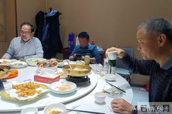 初雪夜破防!退伍军官辞公职,5人菜馆弃麻桌畅聊文学