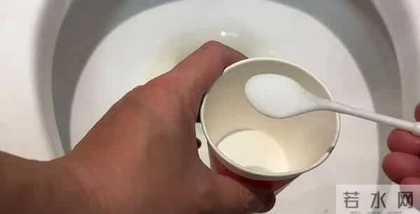 马桶里撒一把,不管多脏多厚的黄渍,水一冲就干净,方法太棒了!