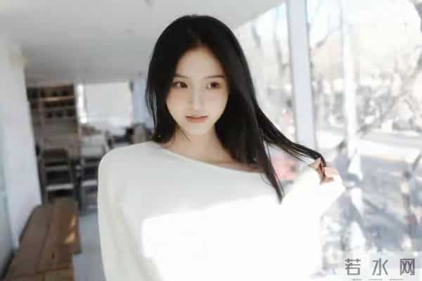 广西桂林一校花好漂亮， 身高167cm，体重46kg 美的让人移不开眼