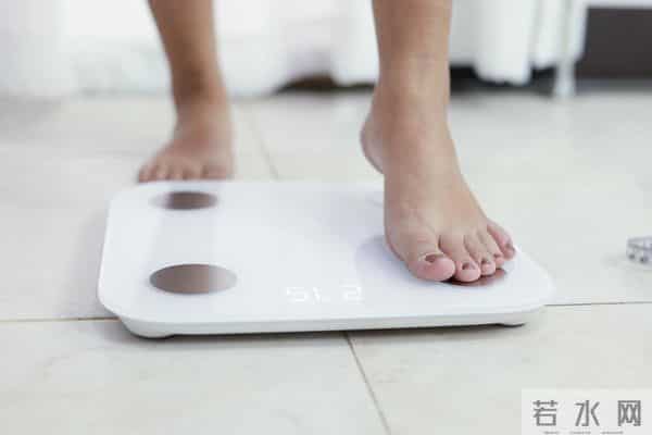 45岁男子，坚持饿肚子不吃晚饭，半年之后，血糖和体重情况如何