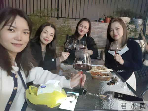 现在的同学聚会,已经逐渐变了味道