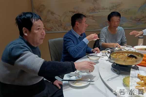 初雪夜破防!退伍军官辞公职,5人菜馆弃麻桌畅聊文学