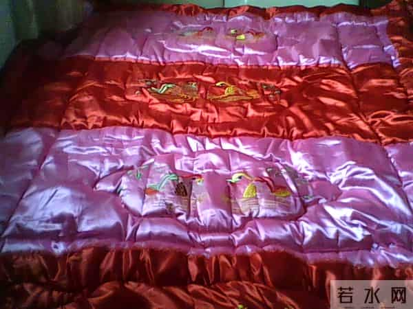 缎面棉被460之雾灰缎幕，盖住最后一串离线心跳