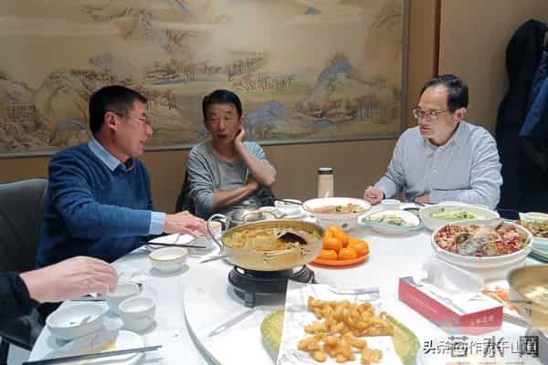 初雪夜破防!退伍军官辞公职,5人菜馆弃麻桌畅聊文学