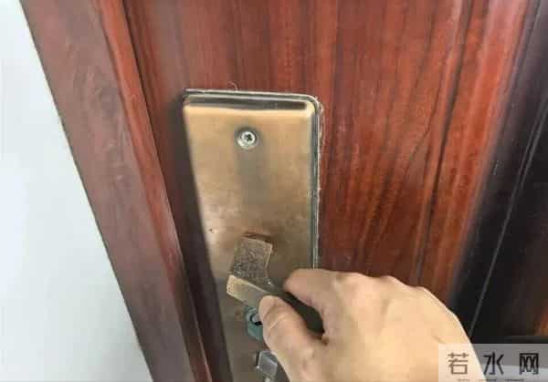 冬天出门前，记得用硬币碰一下门把手，好多人还不知道，涨知识了