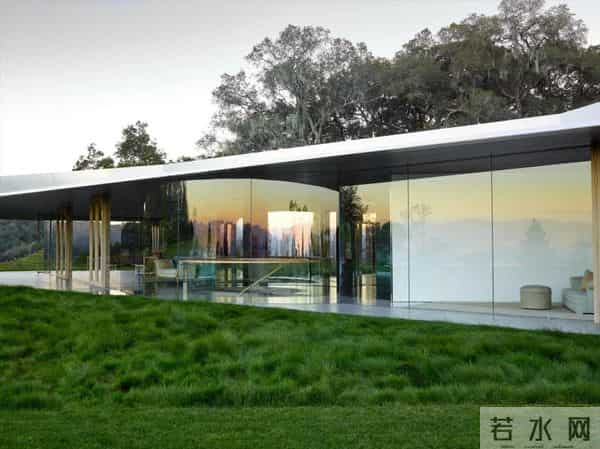 他是苹果公司早期投资人，一生专注媒体艺术收藏