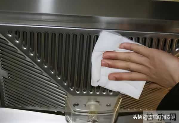 用油烟机时，到底要不要“开窗”？听内行人说完，才知我一直做错