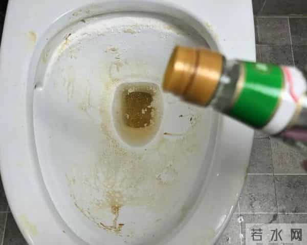 马桶里撒一把,不管多脏多厚的黄渍,水一冲就干净,方法太棒了!