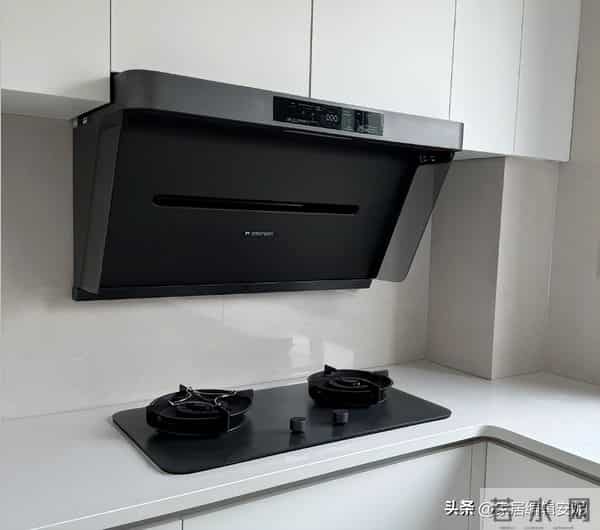 用油烟机时，到底要不要“开窗”？听内行人说完，才知我一直做错