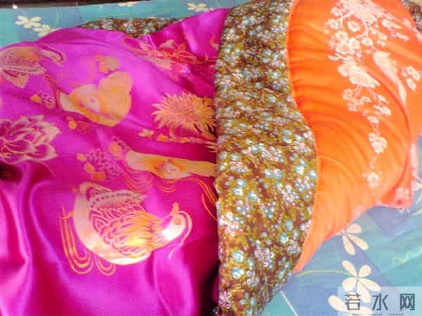 缎面棉被460之雾灰缎幕，盖住最后一串离线心跳