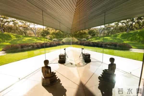 他是苹果公司早期投资人，一生专注媒体艺术收藏