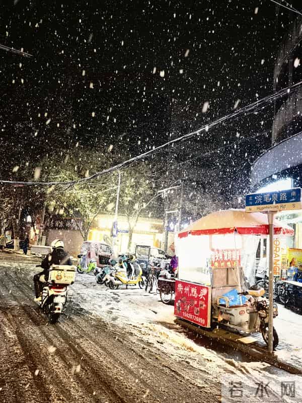 济宁这么大的雪，大街上依然很多人忙碌