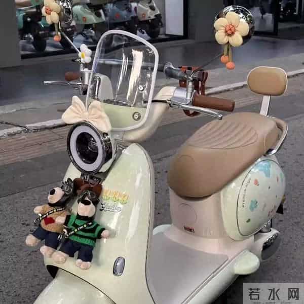 被年轻人的“电动车小配件”惊到了！网友直呼：会生活的人了不起