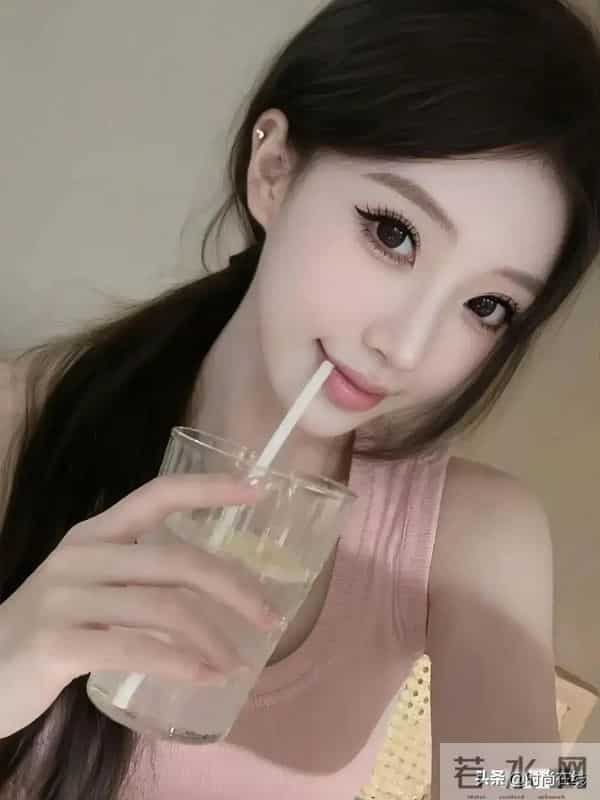 江西南昌一校花，172cm皮肤白到发光，身材也很顶级，太美啦