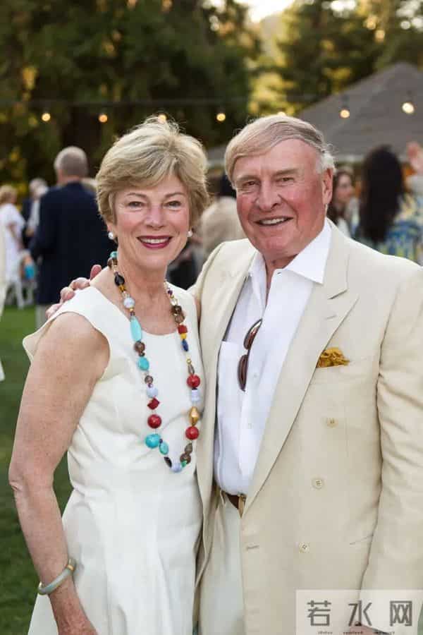 他是苹果公司早期投资人，一生专注媒体艺术收藏