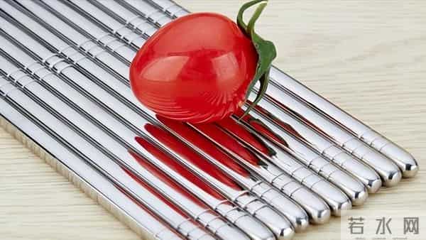木筷和不锈钢筷，哪种更适合家用？看完冒“一身冷汗”，你知道吗