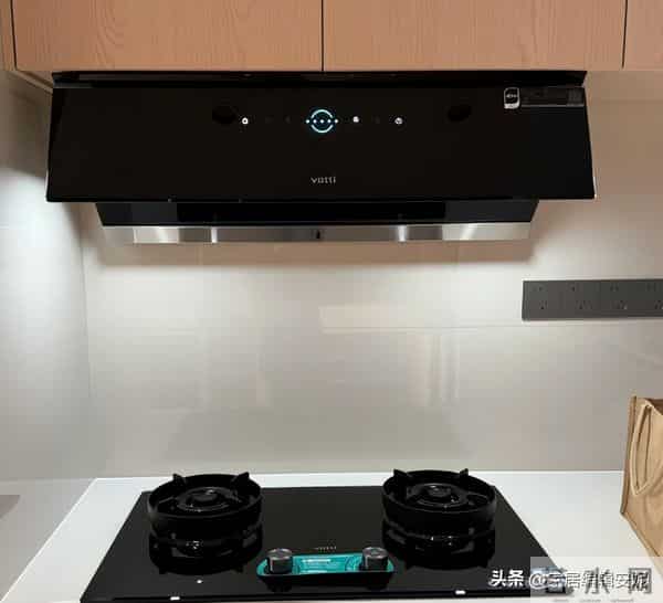 用油烟机时，到底要不要“开窗”？听内行人说完，才知我一直做错