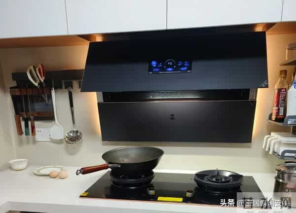 用油烟机时，到底要不要“开窗”？听内行人说完，才知我一直做错