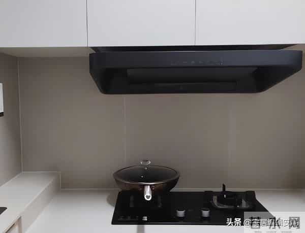 用油烟机时，到底要不要“开窗”？听内行人说完，才知我一直做错