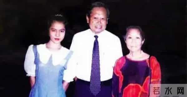 杨振宁去世后，翁帆首现身，与母亲一起看展，眼睛依旧浮肿