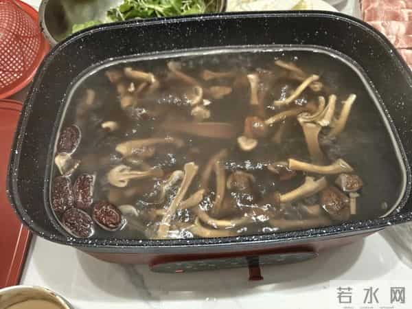 人家下雪天往家跑，而我下雪天往菜地跑，是憨了还是傻了？