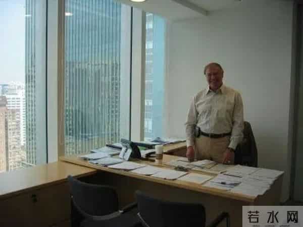 他是苹果公司早期投资人，一生专注媒体艺术收藏