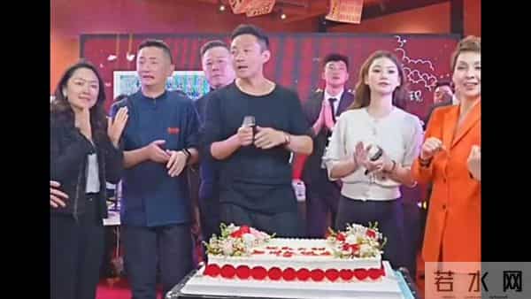 汪总汪太太庆祝麻六记五周年生日快乐。