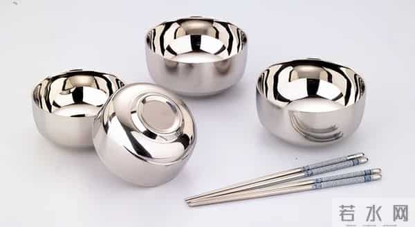 木筷和不锈钢筷，哪种更适合家用？看完冒“一身冷汗”，你知道吗