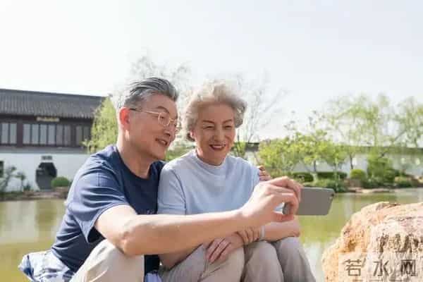 七十岁还同床睡的夫妻，只占三种人，看看你家在其中吗？