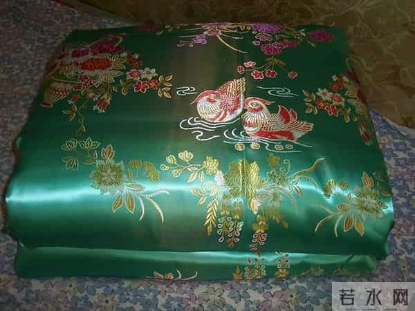 缎面棉被461之靛灰缎垫，让静默分割无声资产