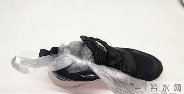 鞋子挤脚别扔，鞋店老教你正确方法，让鞋子立马变得合脚又舒服