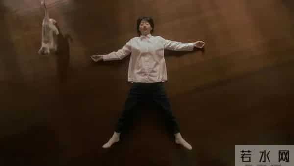 中产为什么越过越抠?真相刺痛无数人:不是穷,是被生活逼醒了