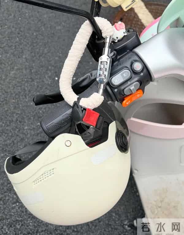 被年轻人的“电动车小配件”惊到了！网友直呼：会生活的人了不起