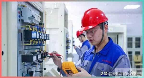 老电工被派拧螺丝,设备崩了领导慌:还得靠他