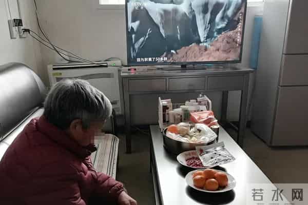 陪妈宅家遇雨天,一句叮嘱暖透心,天伦之乐藏在这些瞬间里